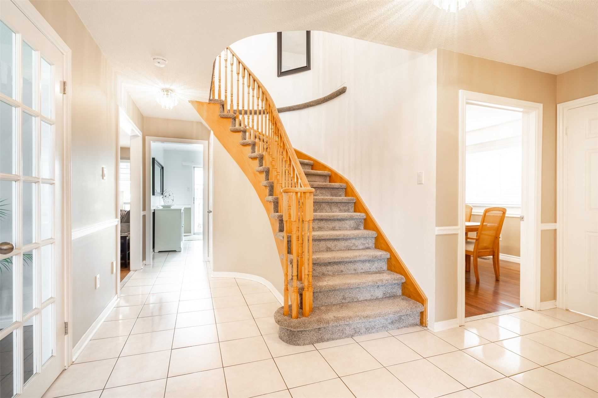 74 Royaledge Way