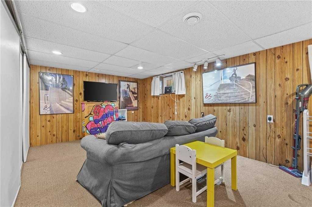 84 Lowell Ave
