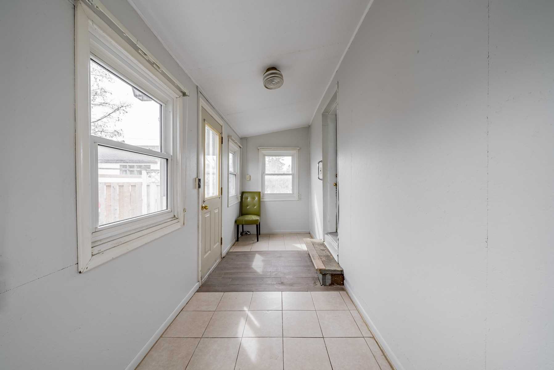 267 University Ave W