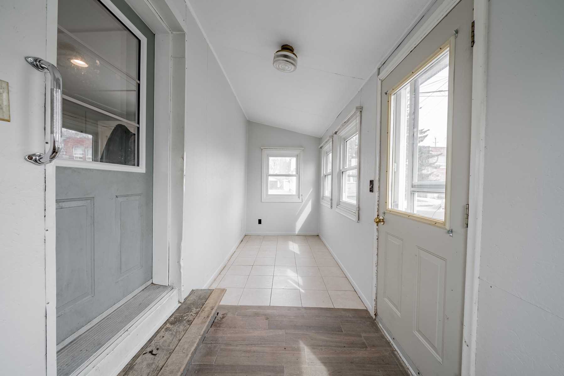 267 University Ave W