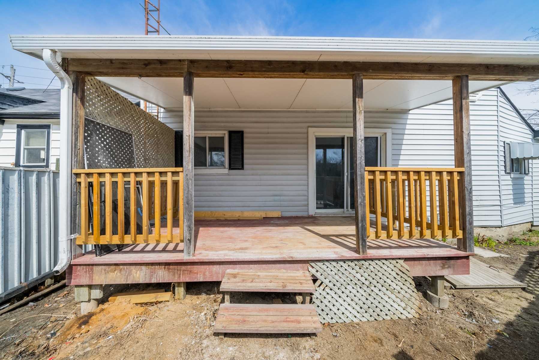 267 University Ave W