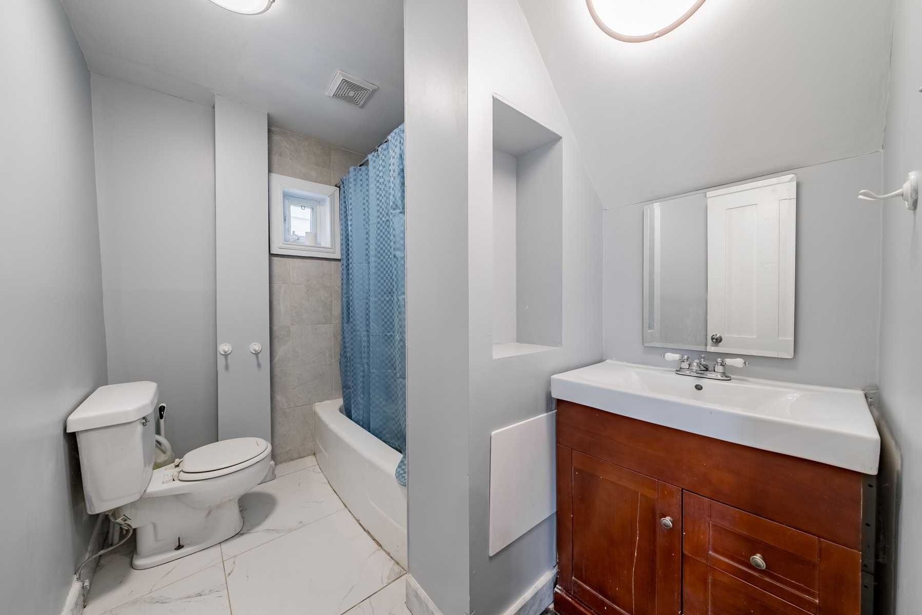 267 University Ave W