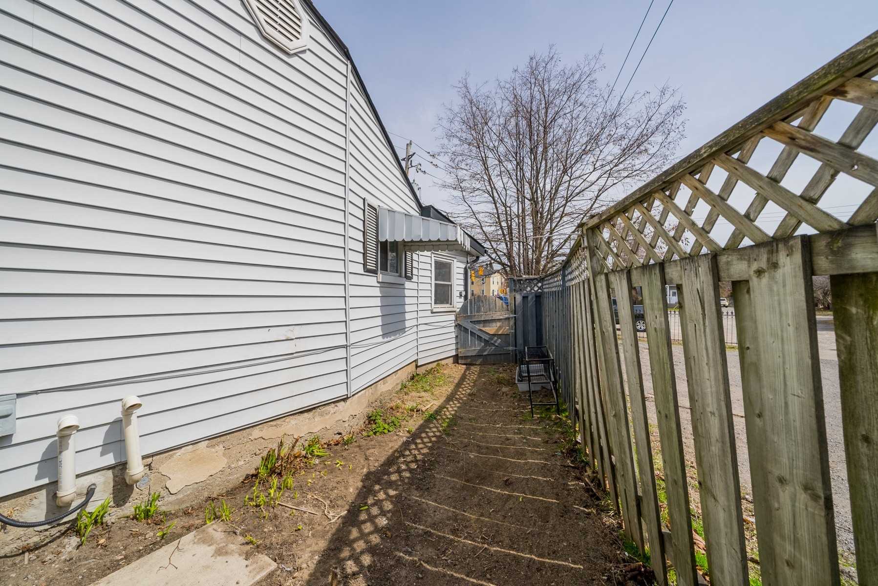 267 University Ave W
