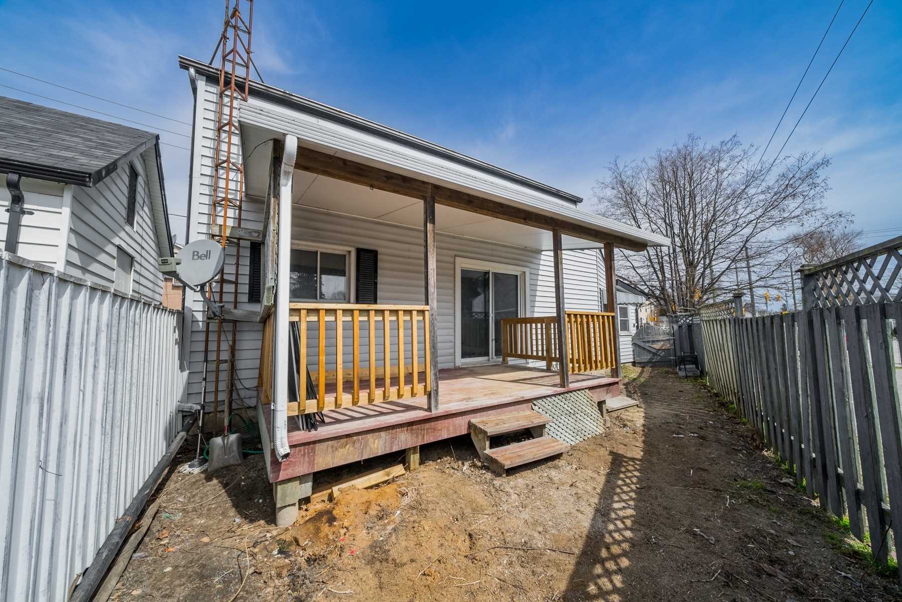 267 University Ave W