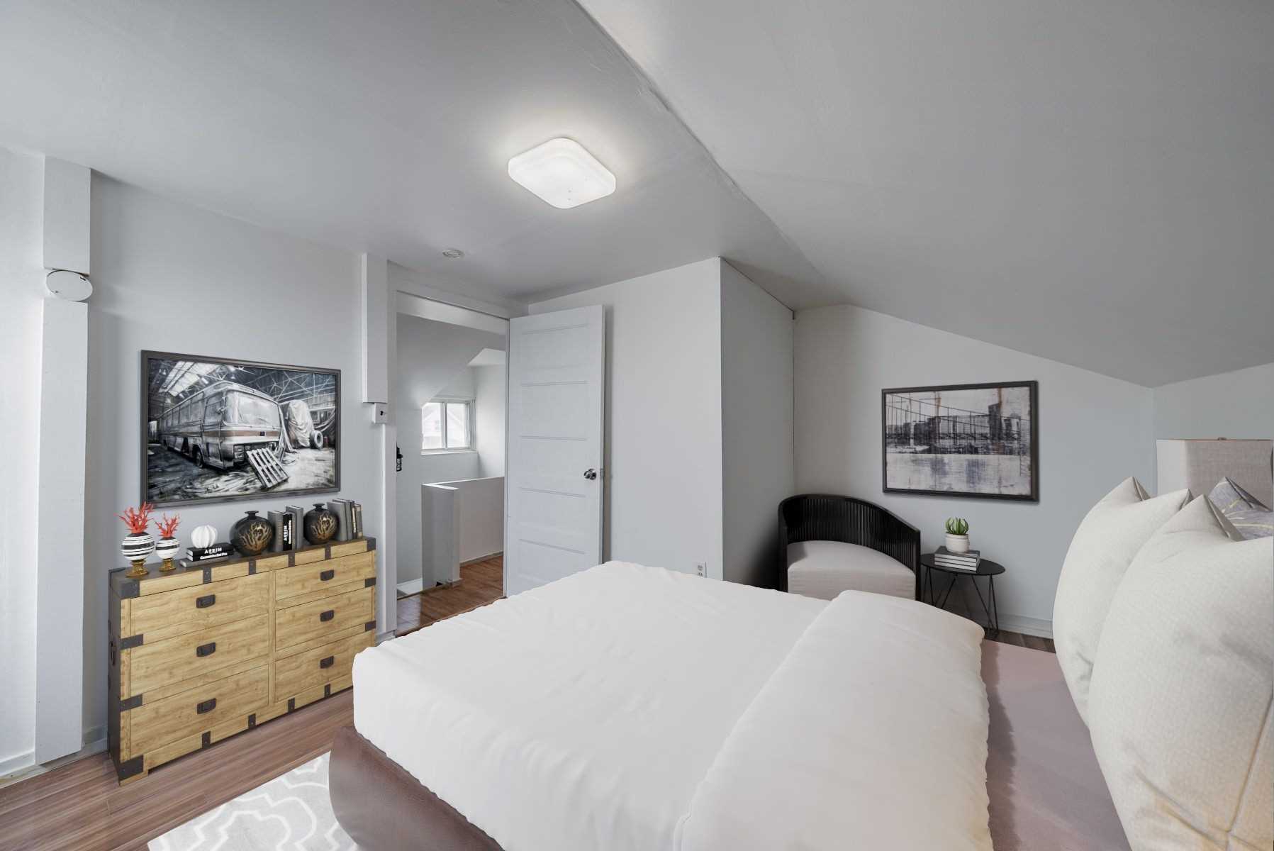 267 University Ave W