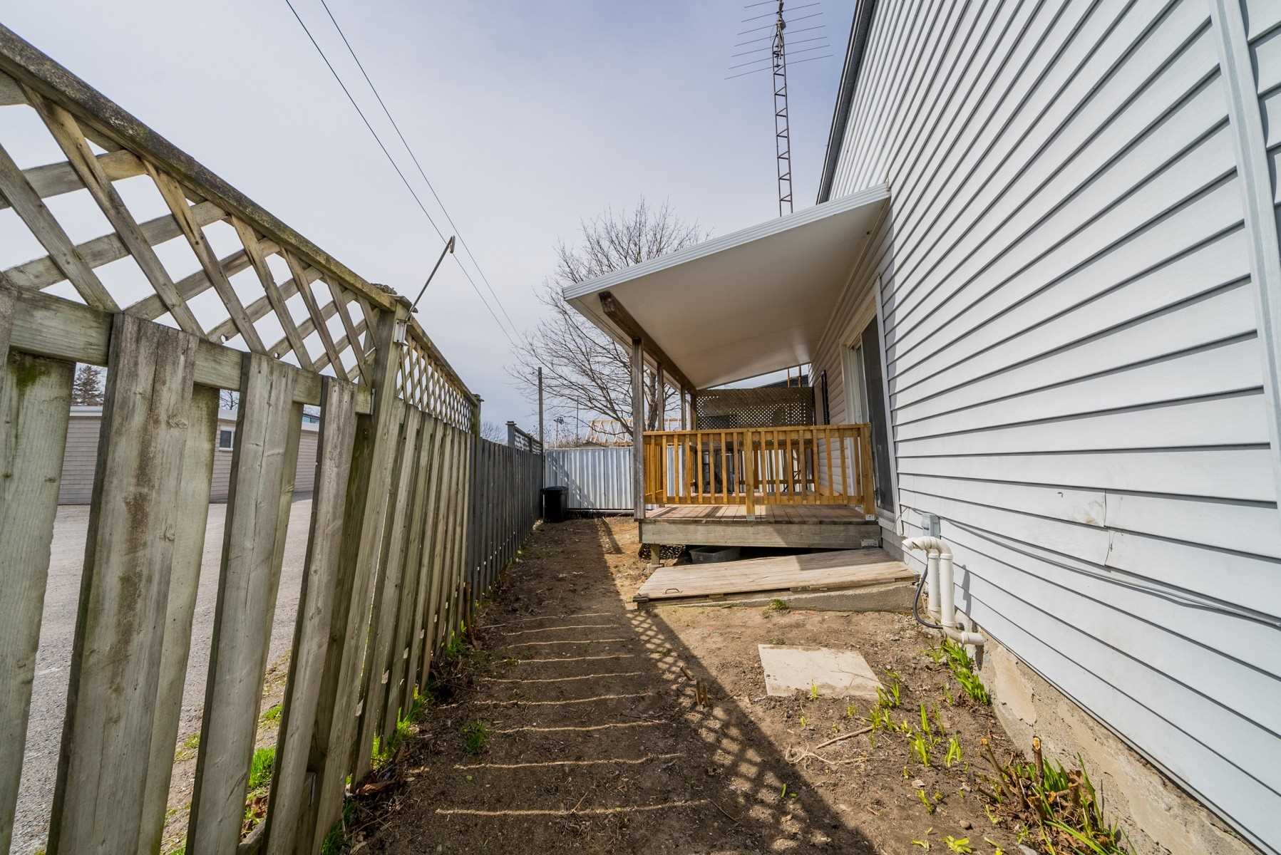 267 University Ave W