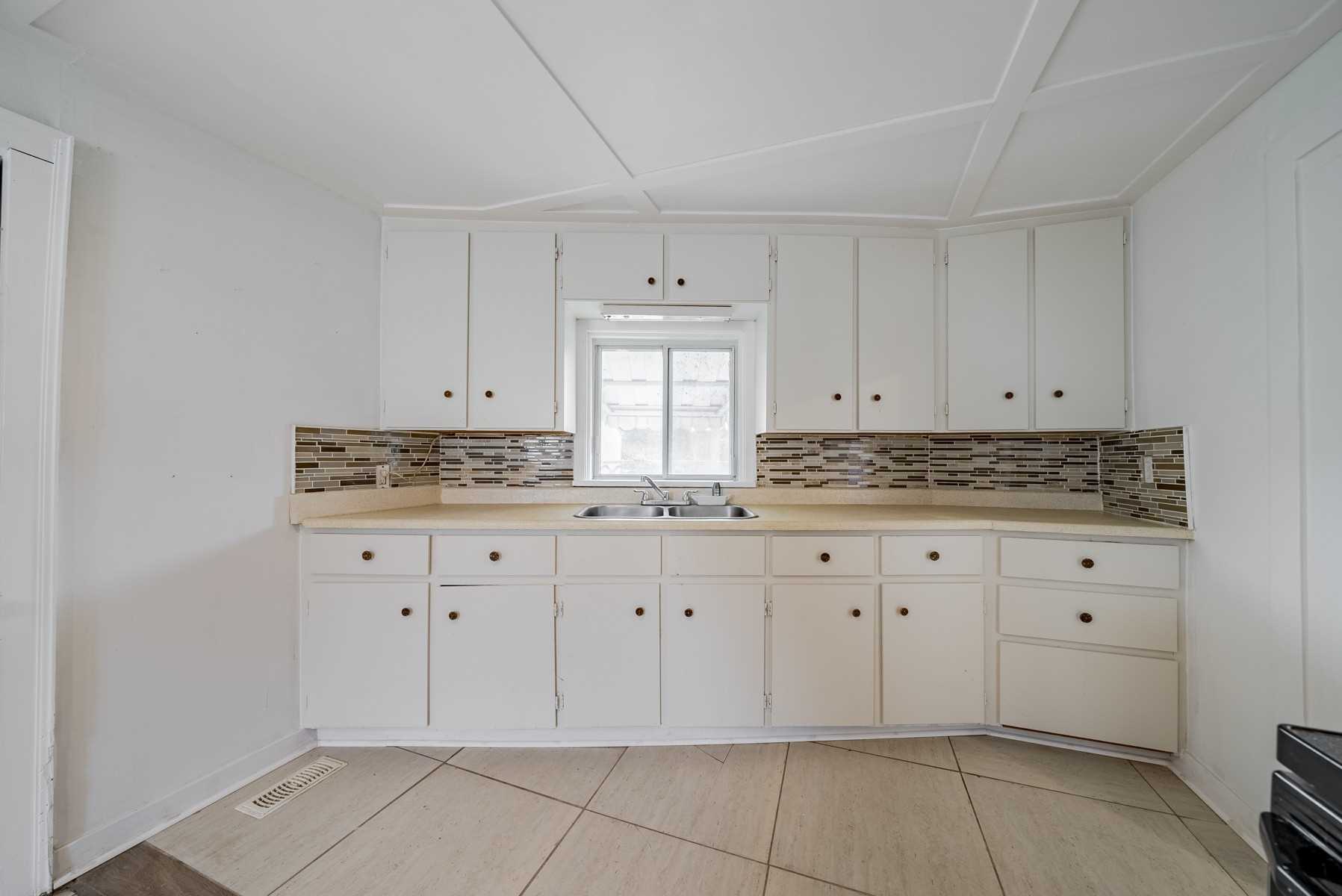 267 University Ave W