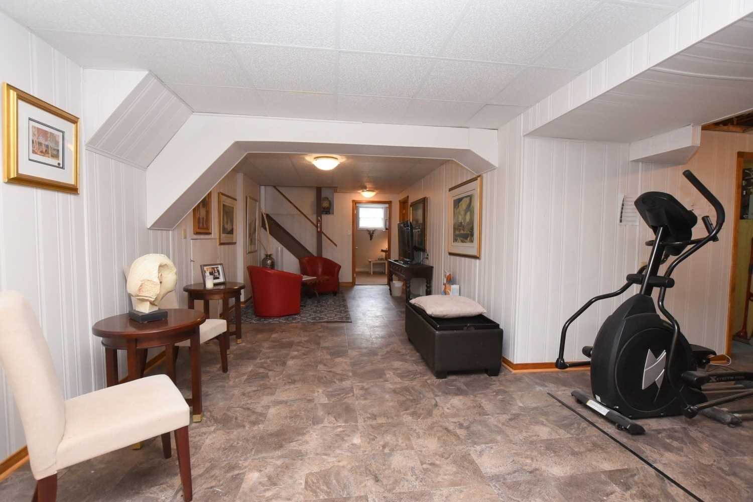 24 Farmingdale Cres