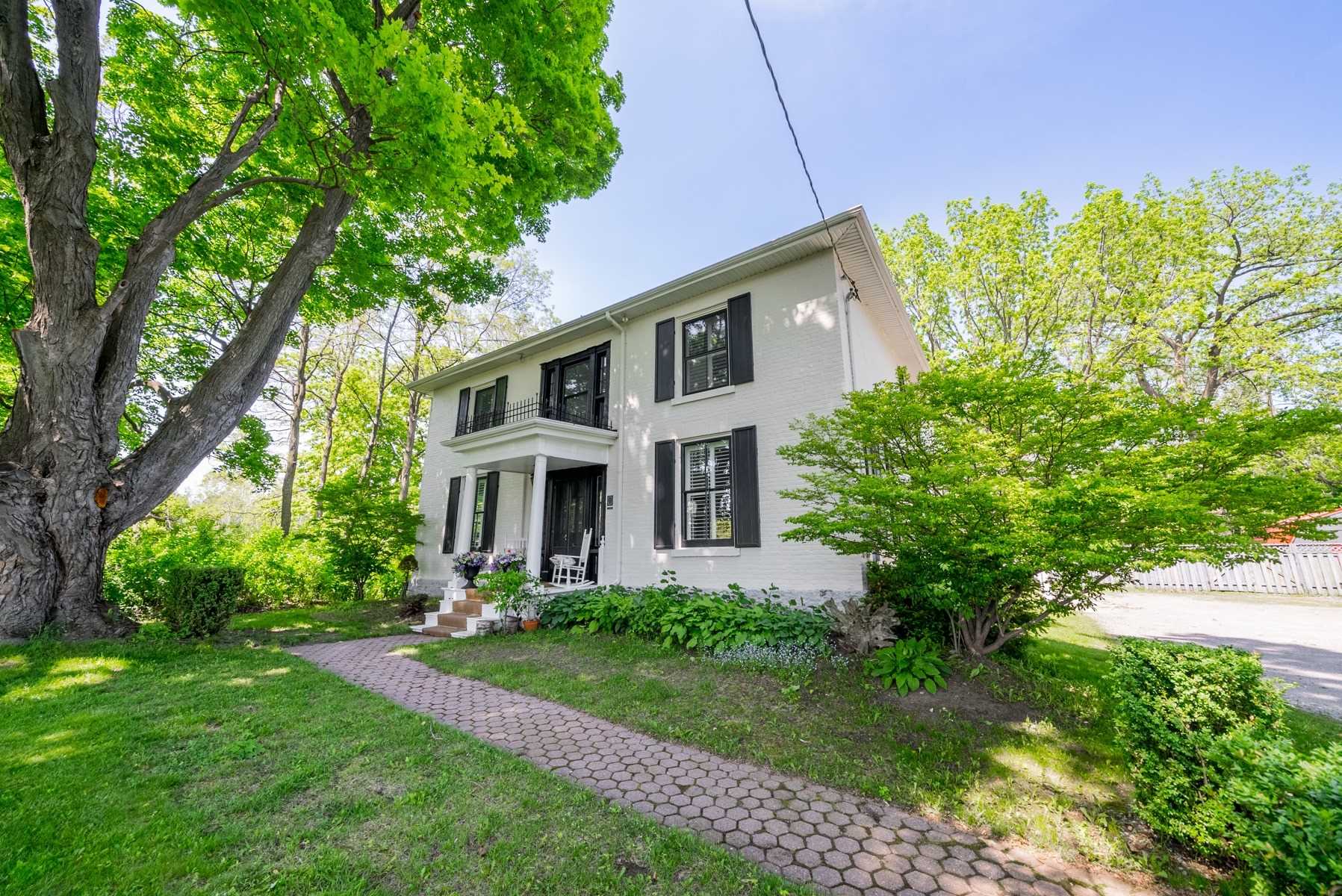 458 William St