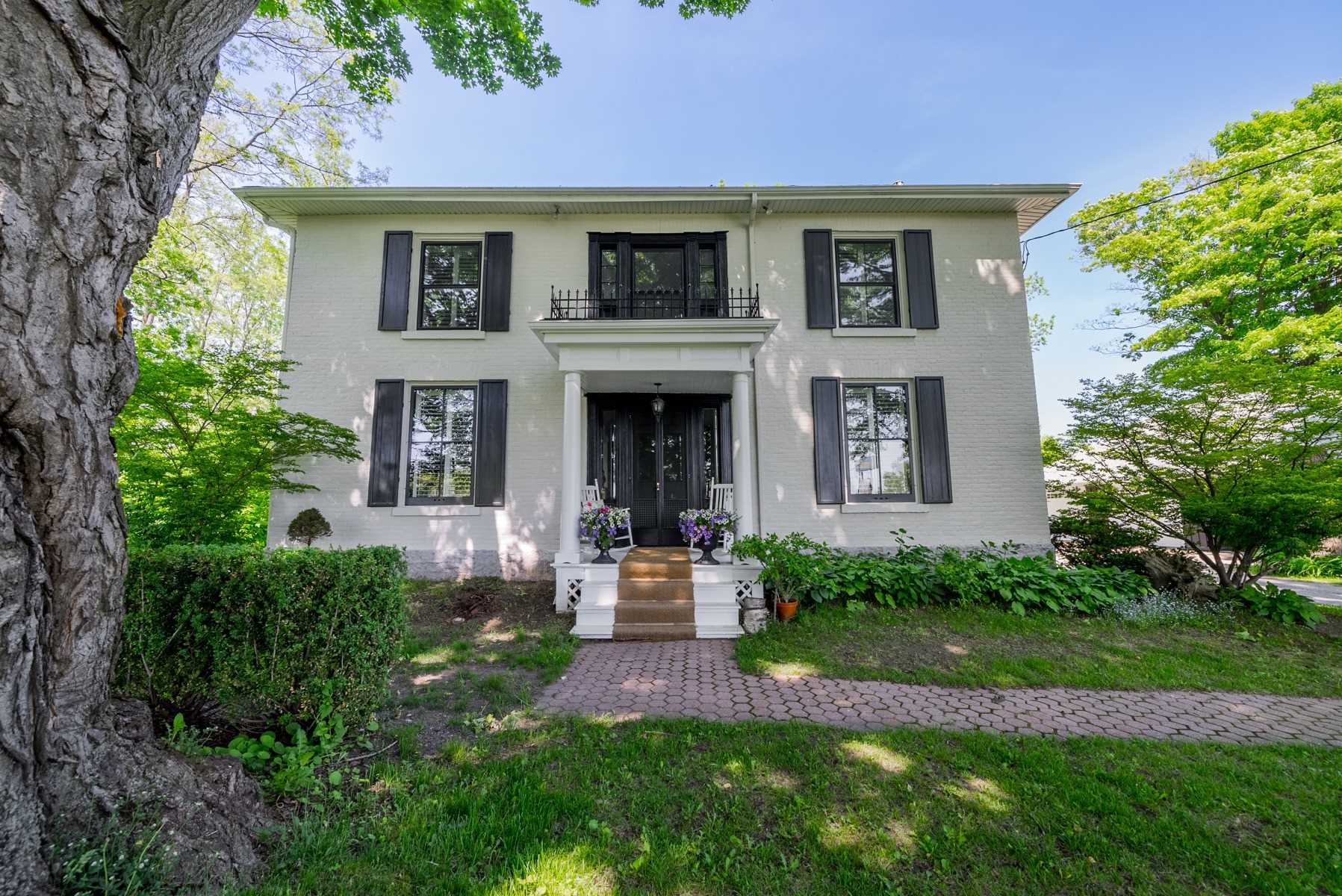 458 William St
