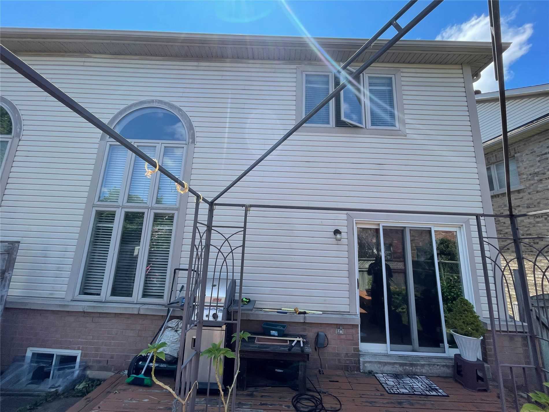 30 Robertson Rd