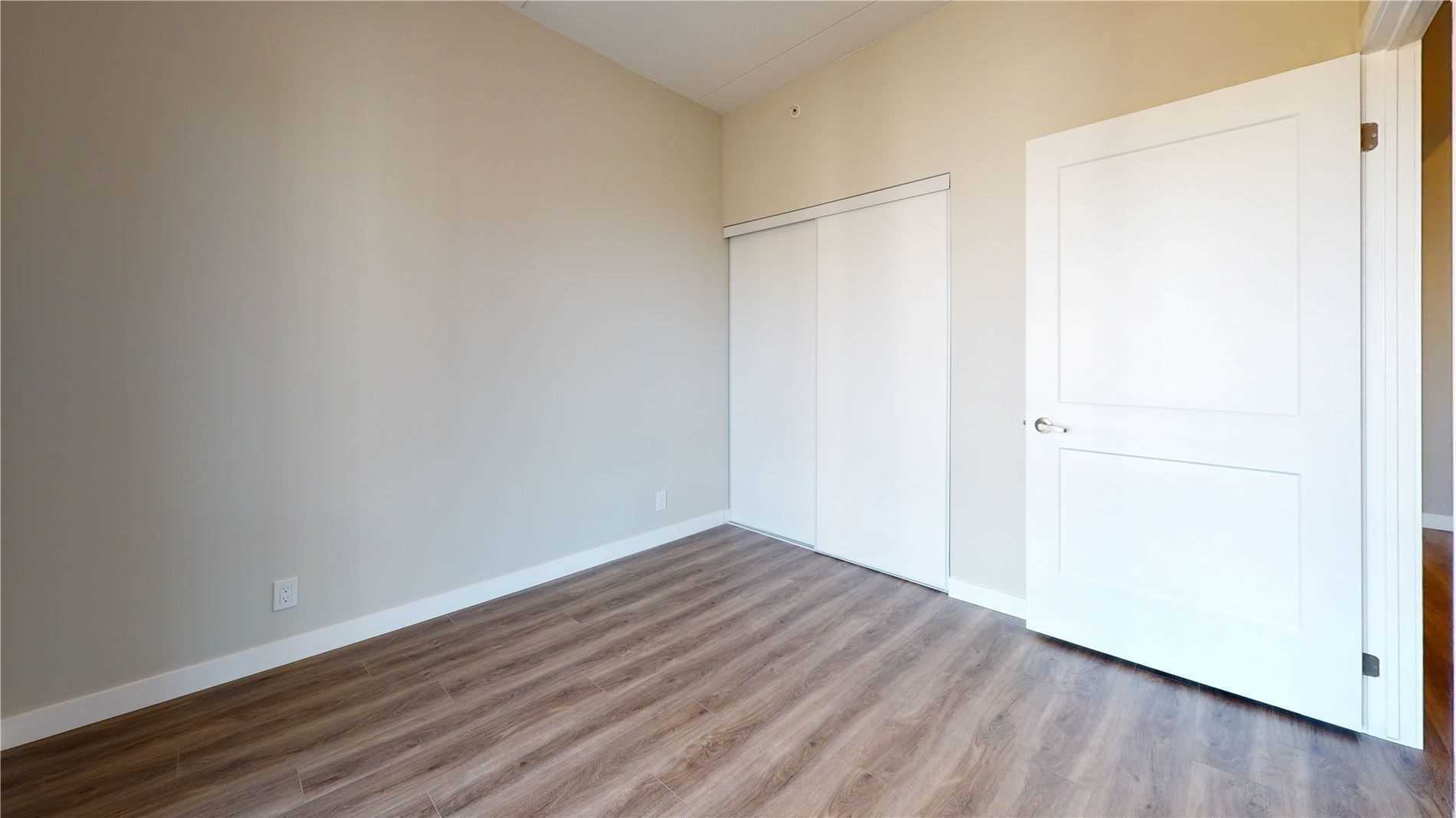 15 Queen St S, #1611