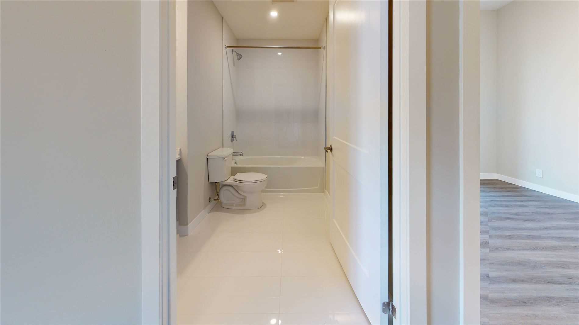 15 Queen St S, #1611