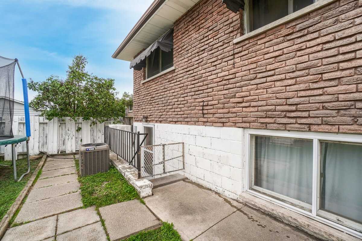 7 Brae Crest Dr