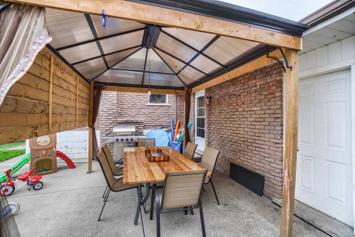 7 Brae Crest Dr