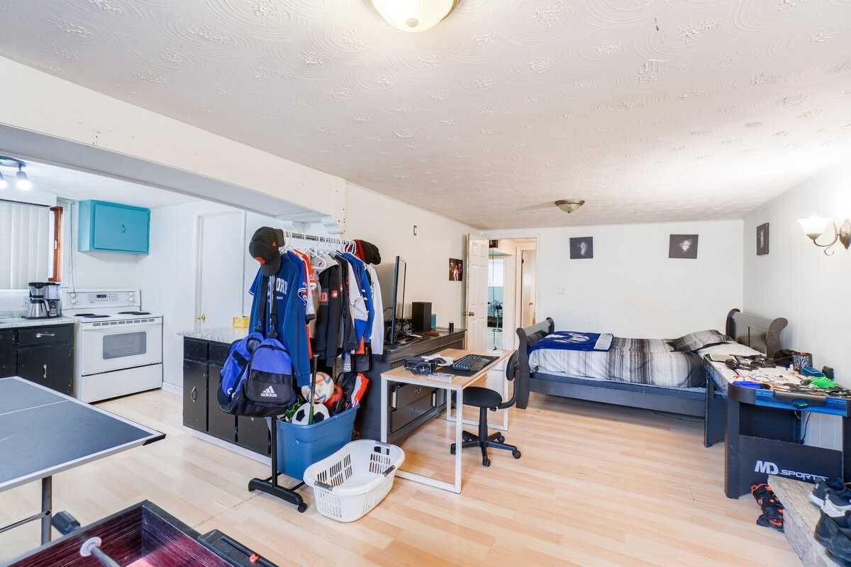 7 Brae Crest Dr