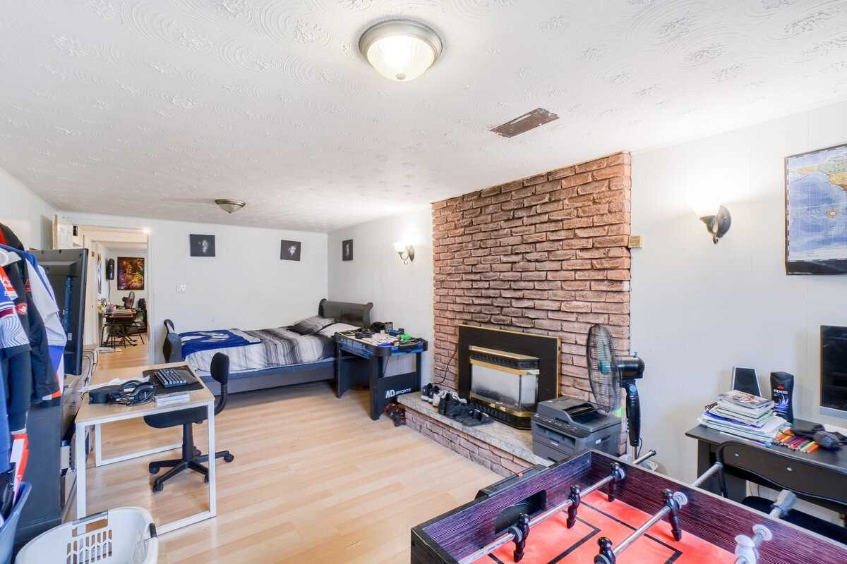 7 Brae Crest Dr