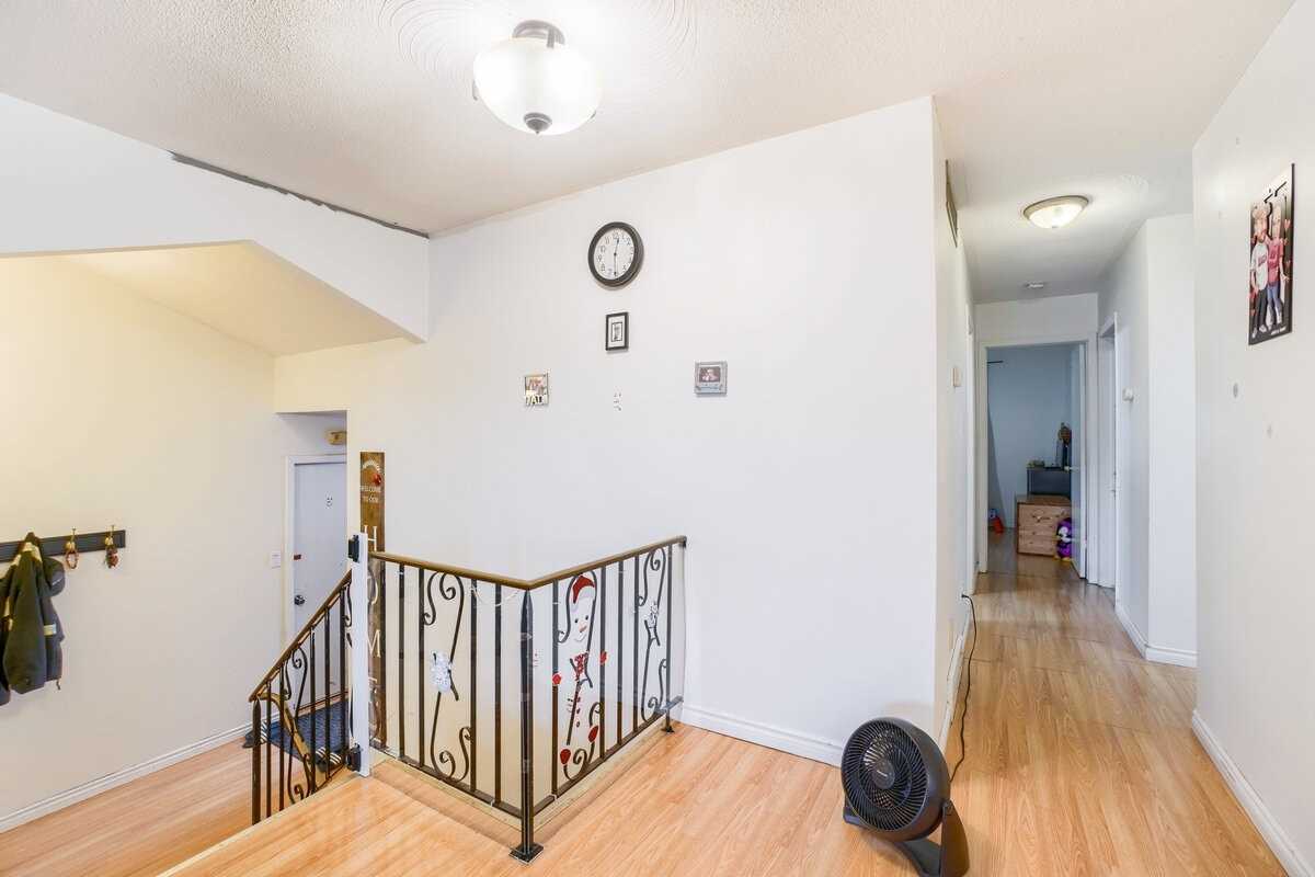 7 Brae Crest Dr