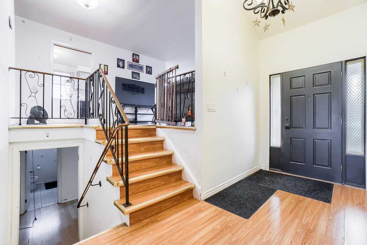 7 Brae Crest Dr
