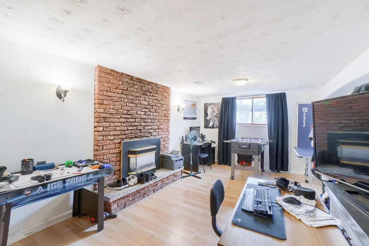 7 Brae Crest Dr