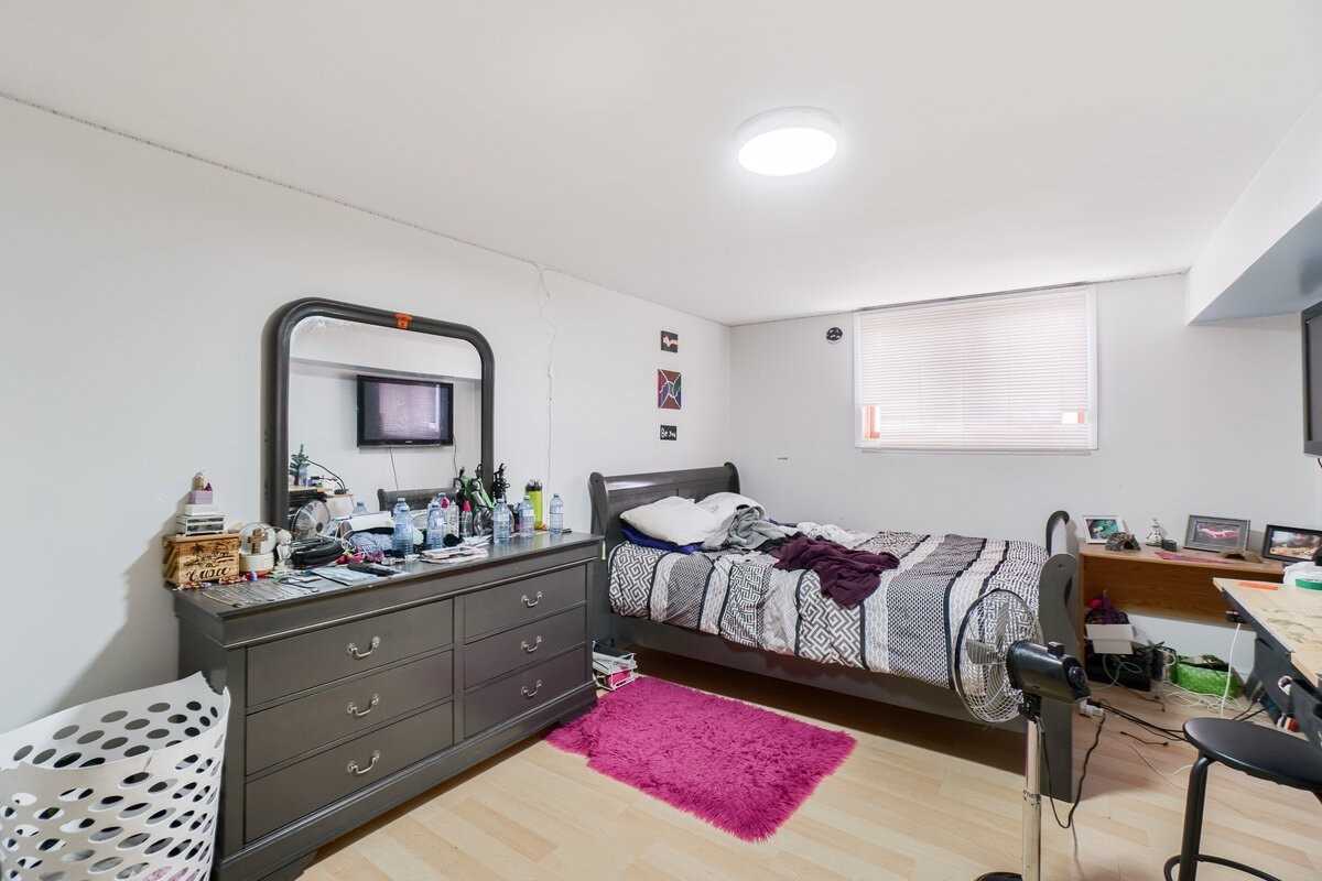 7 Brae Crest Dr