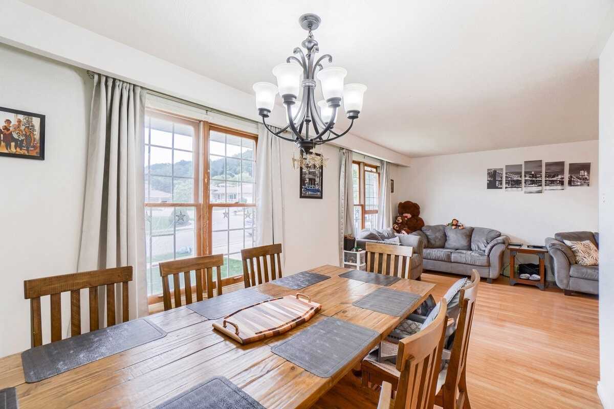 7 Brae Crest Dr
