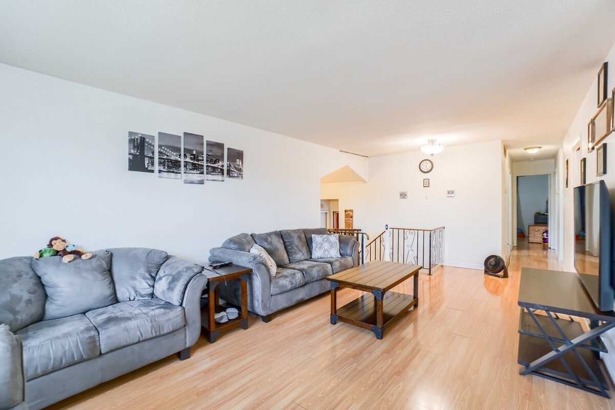 7 Brae Crest Dr