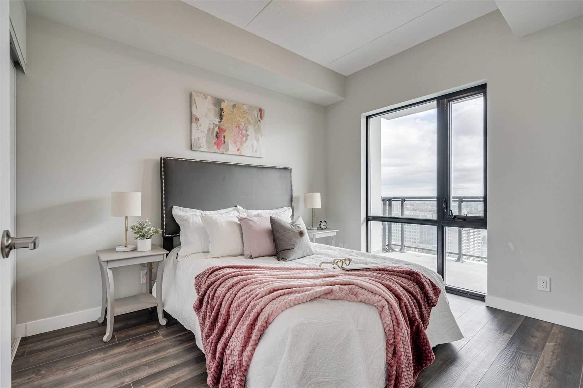 15 Queen St S, #1712