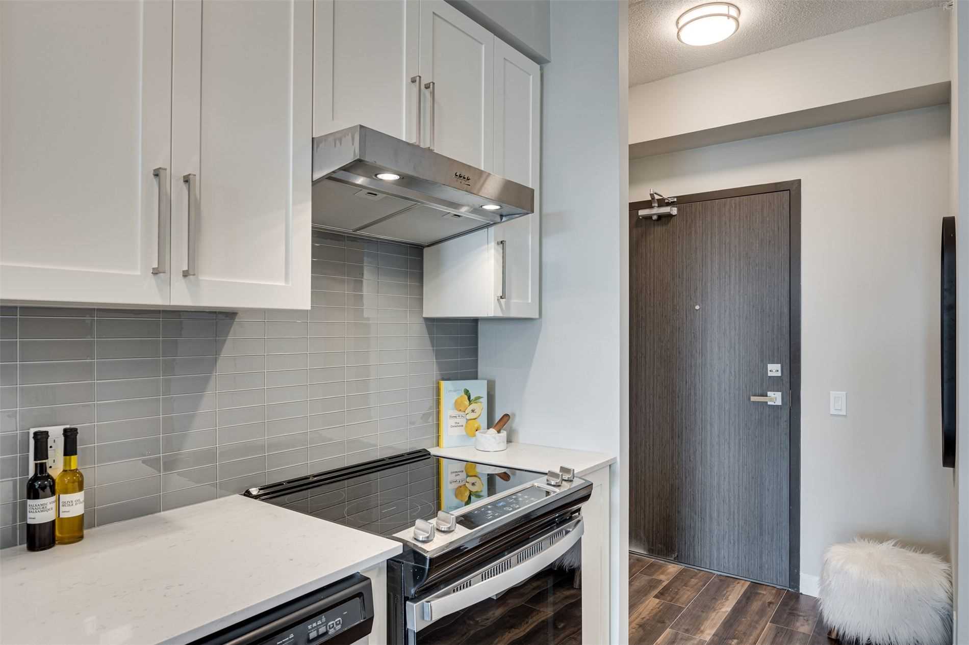 15 Queen St S, #1712