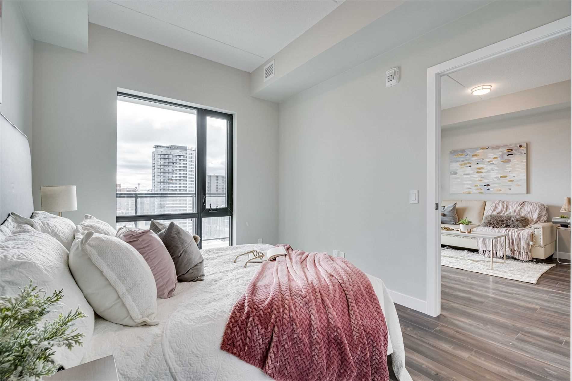 15 Queen St S, #1712