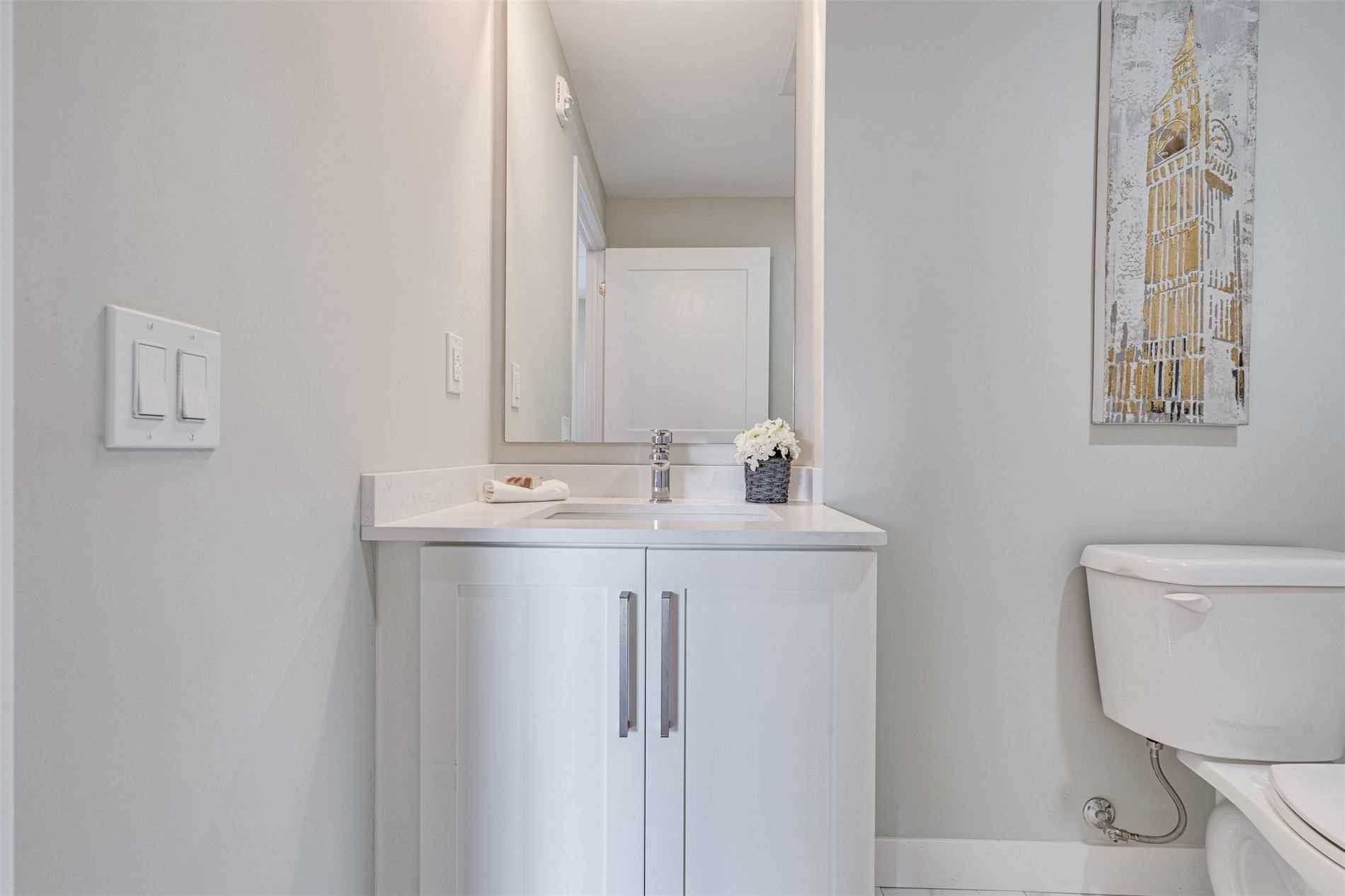 15 Queen St S, #1712