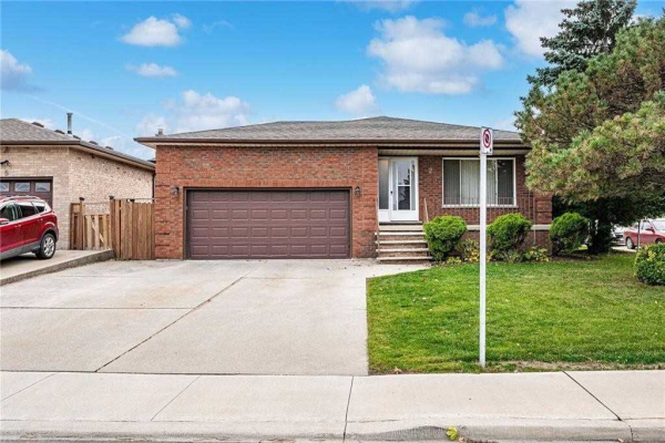 2 Trenholme Cres, Hamilton