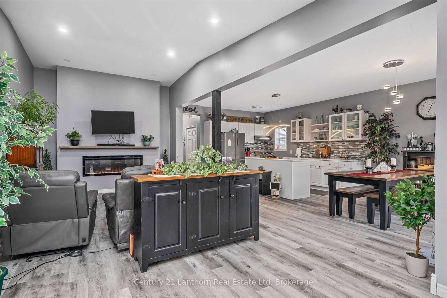 1087 Melville Rd