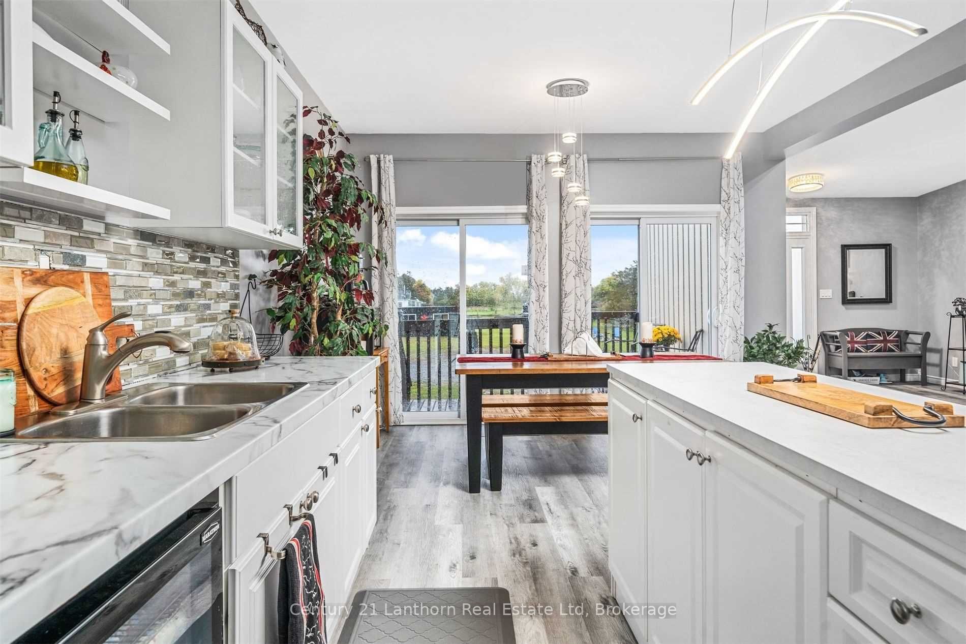 1087 Melville Rd