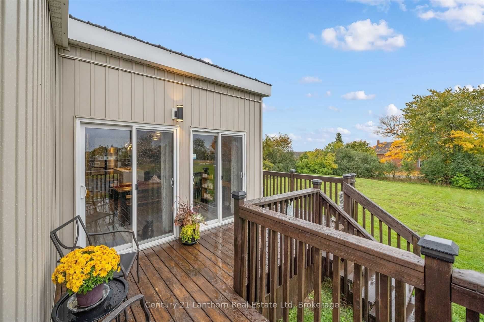 1087 Melville Rd