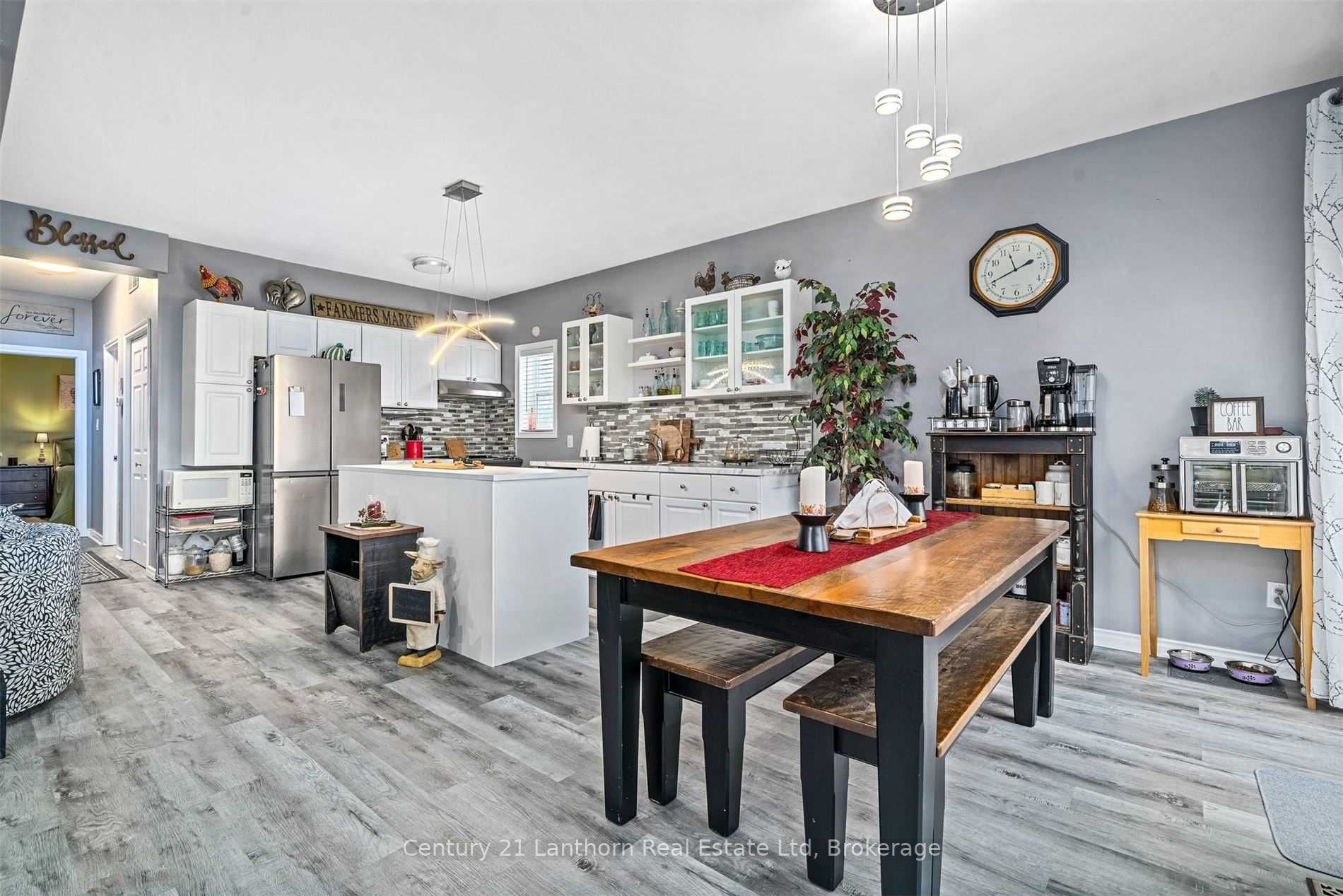 1087 Melville Rd