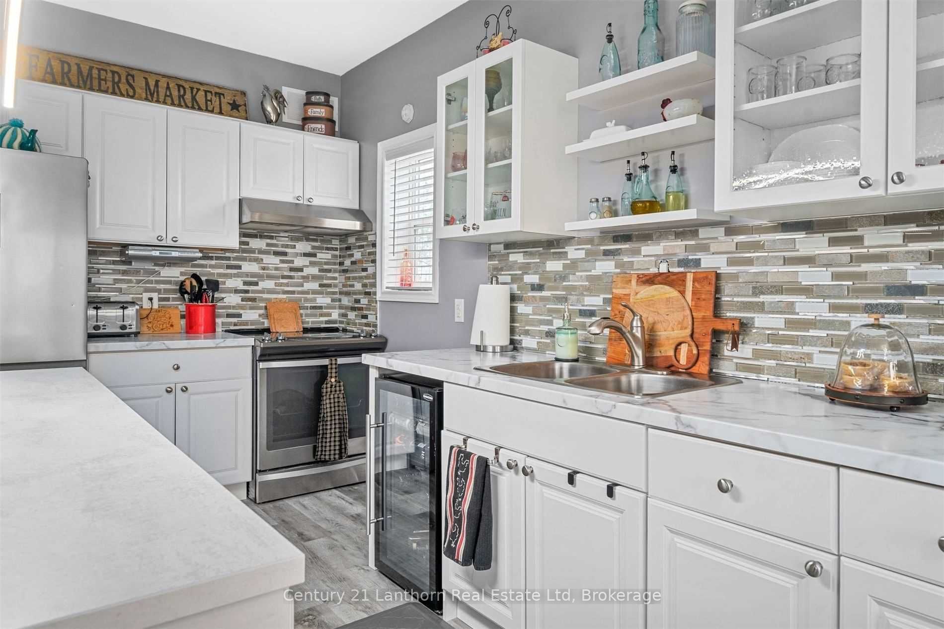 1087 Melville Rd