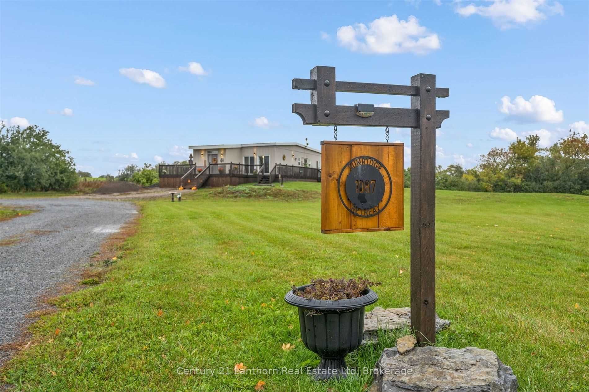 1087 Melville Rd