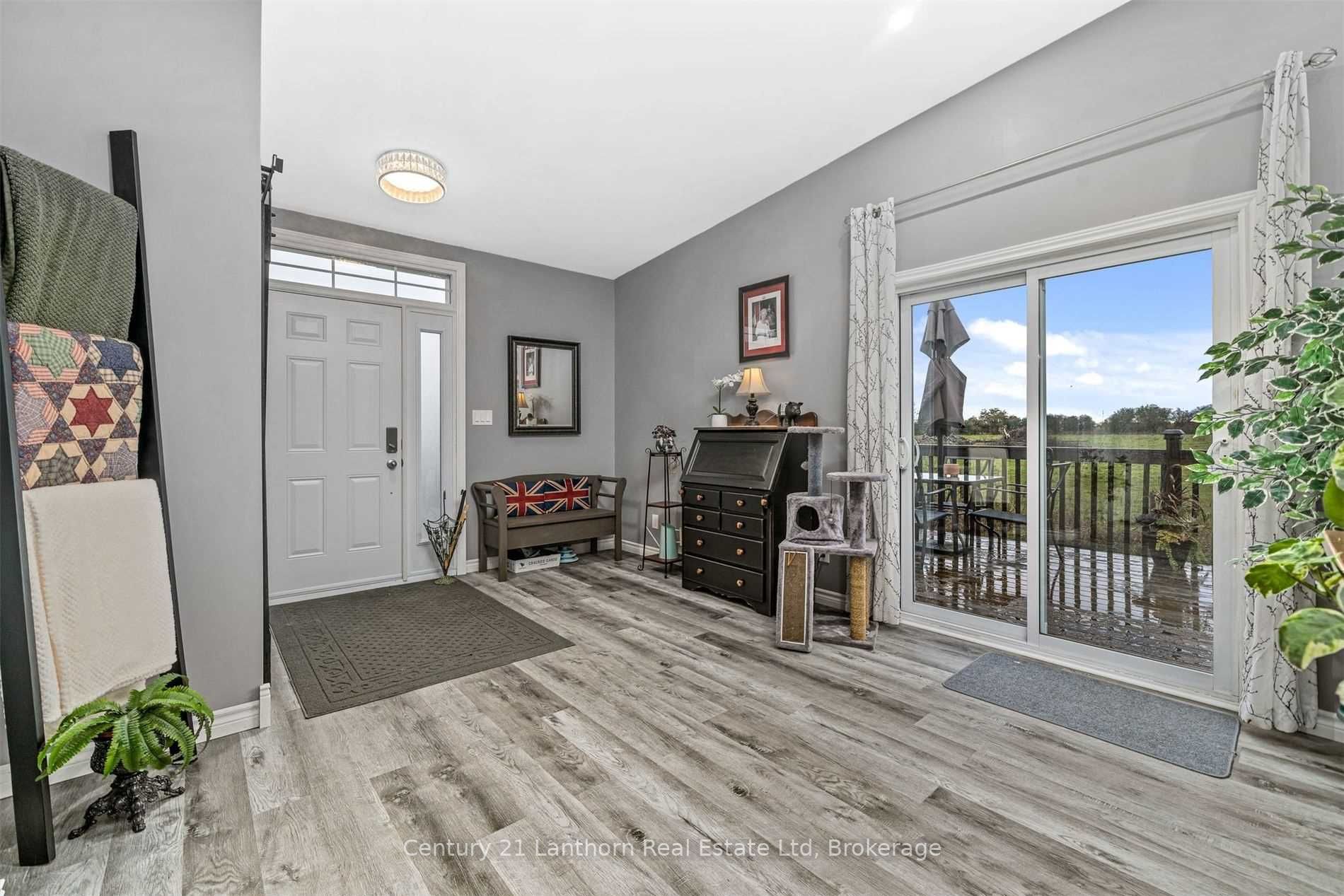 1087 Melville Rd