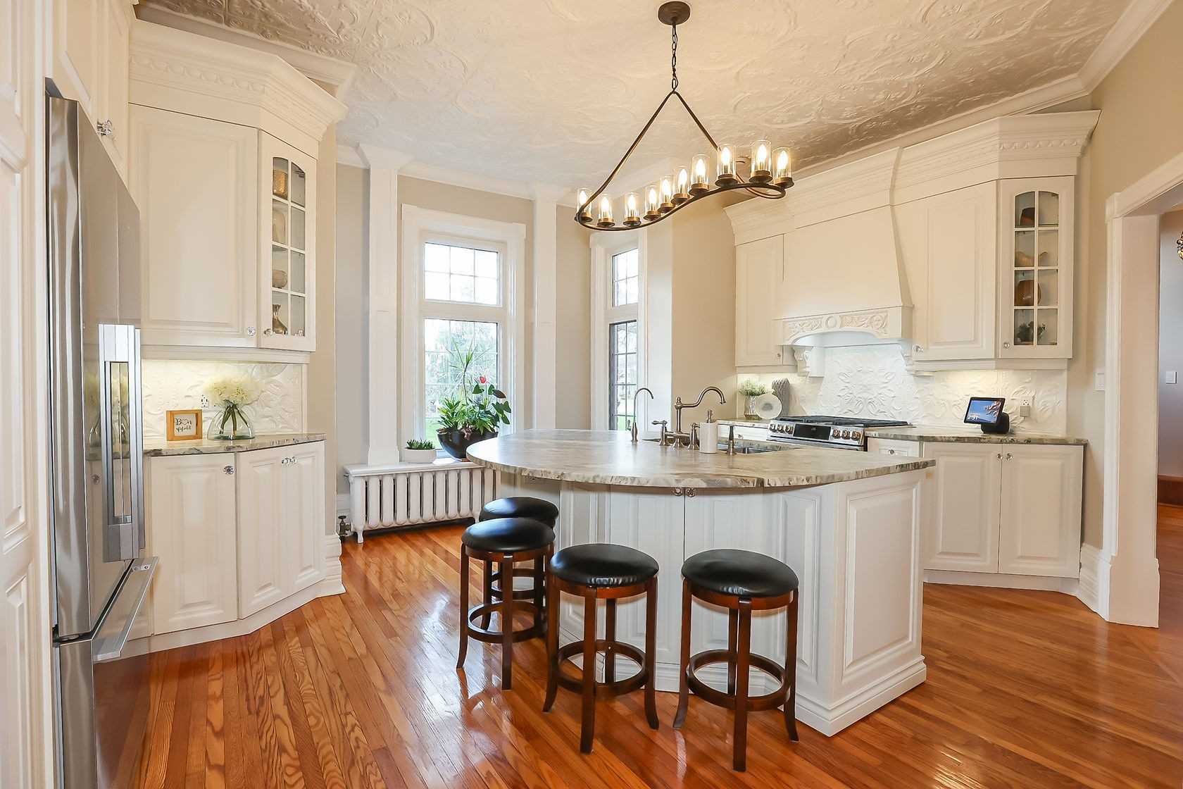104 Main St E