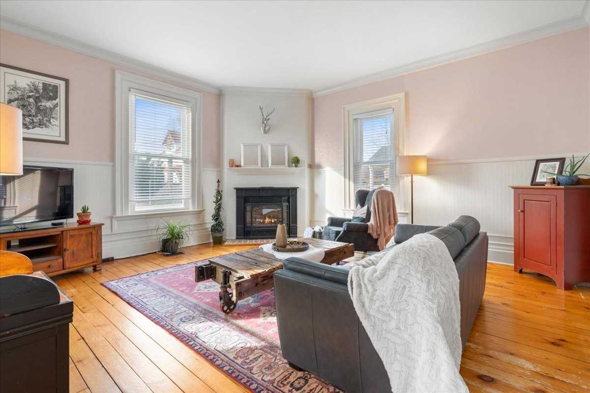 53 Young St