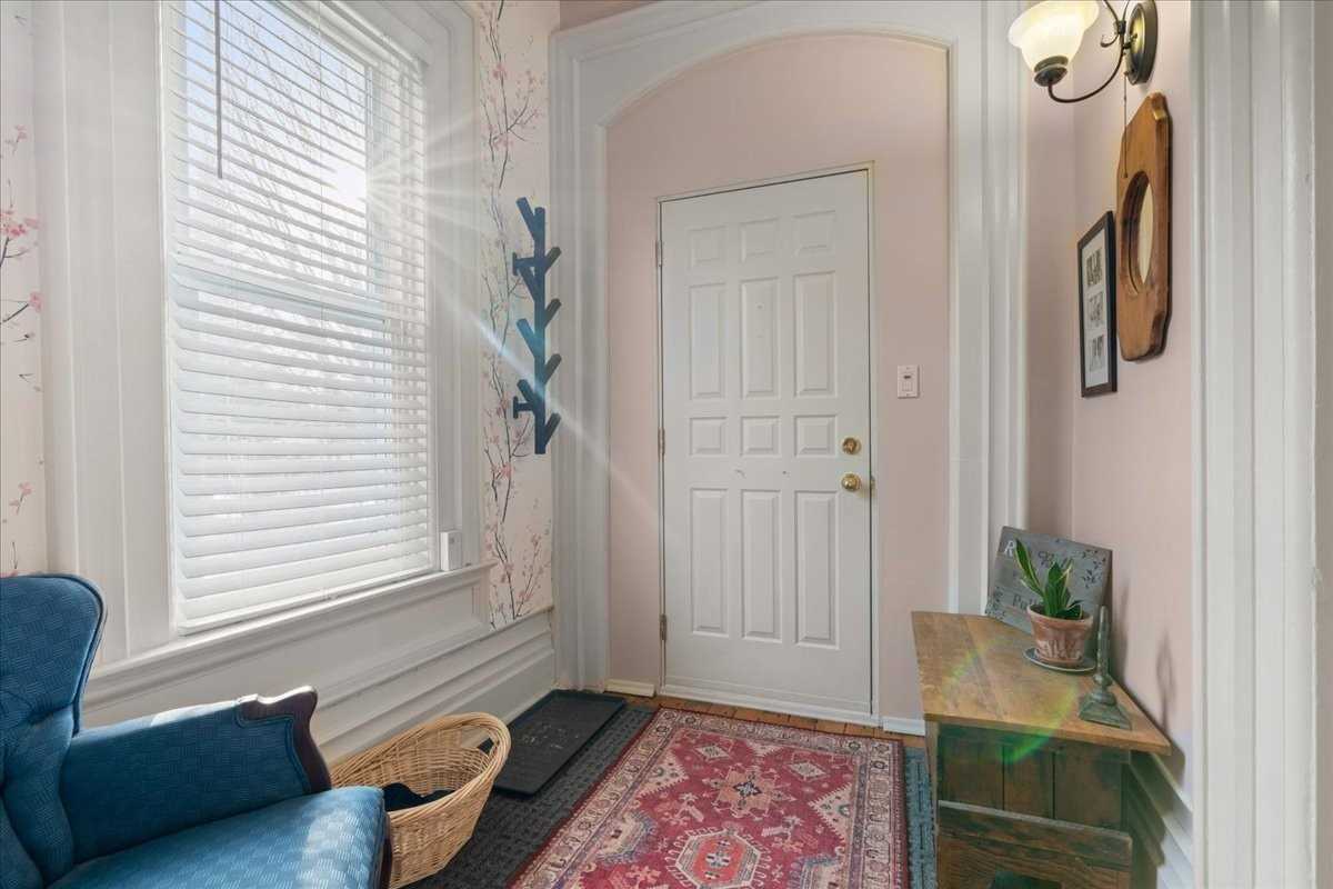 53 Young St