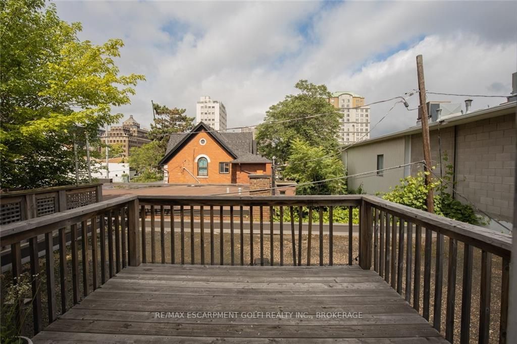 166 John St S