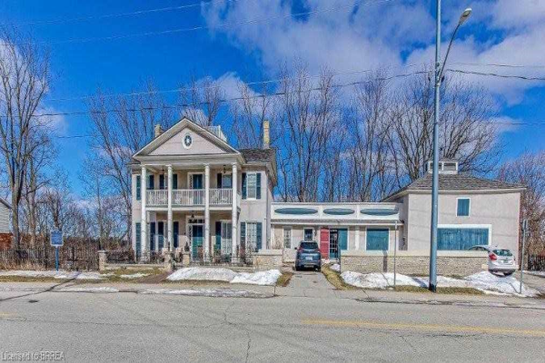 52 Grand River St S, Brant