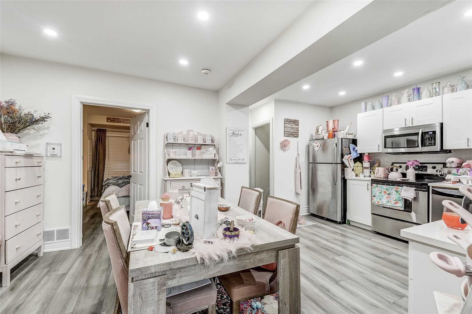 52 Spadina Avenue