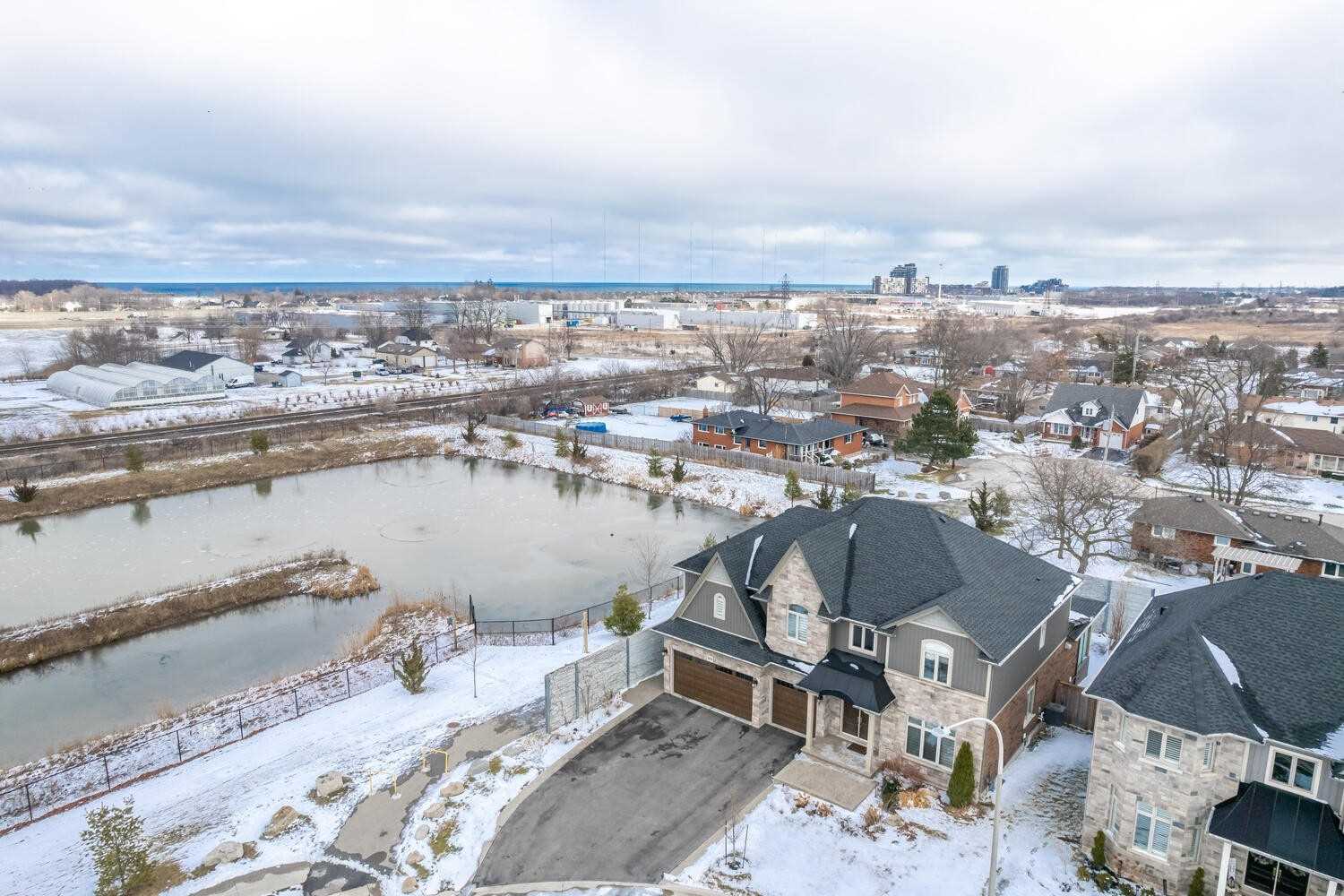 101 Lampman Dr