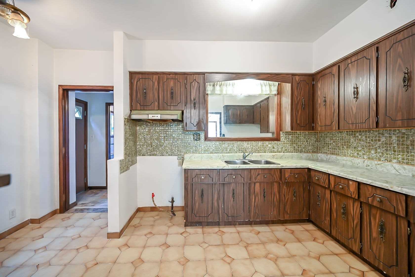 396 Charlton Avenue W