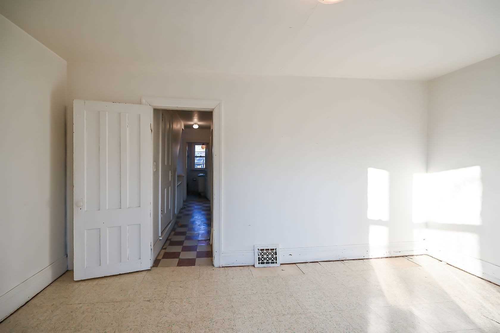 396 Charlton Avenue W