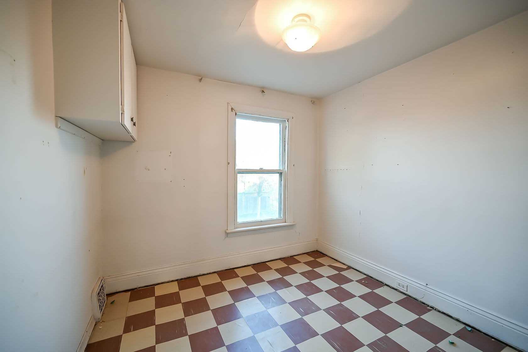 396 Charlton Avenue W