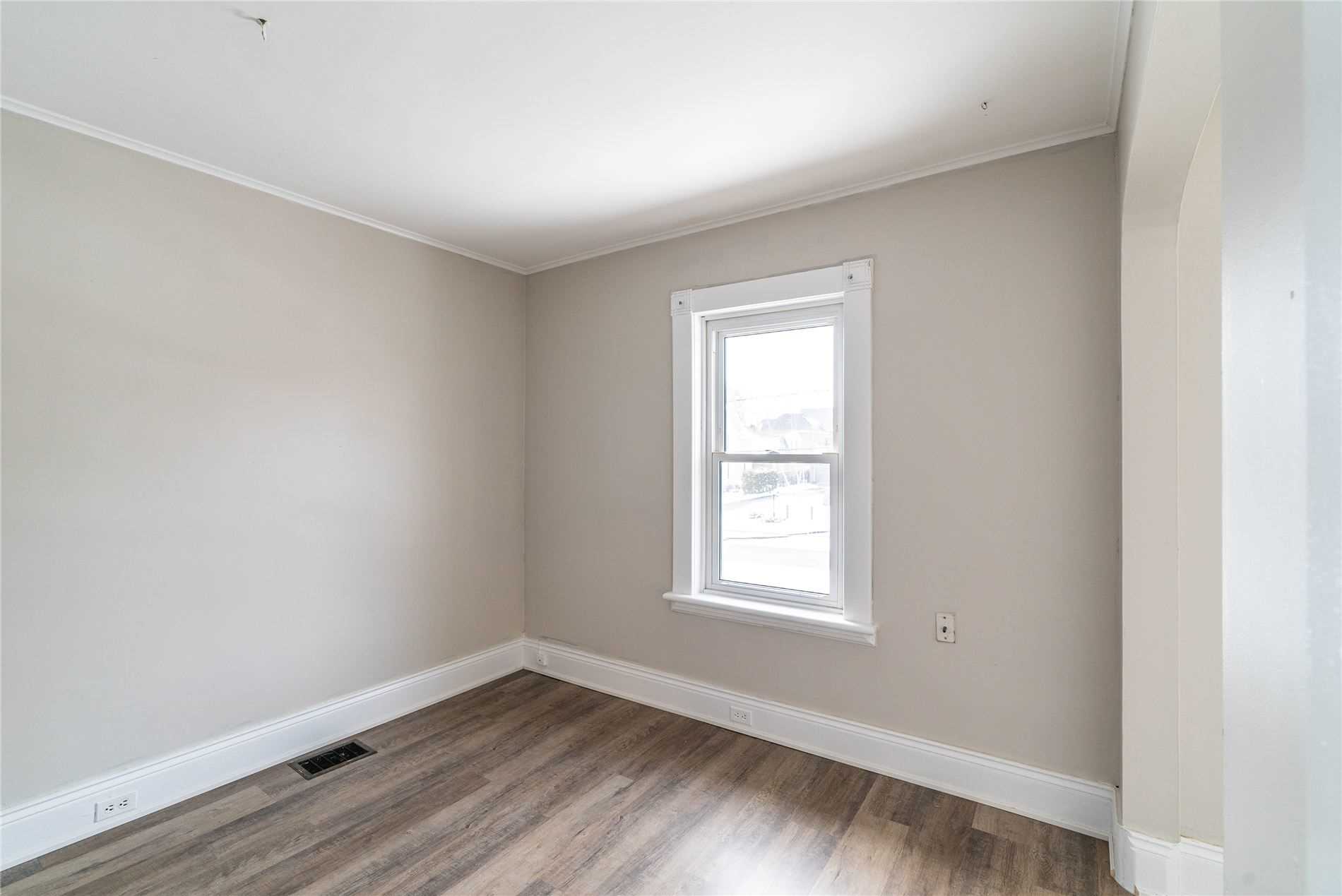 36 Victoria Avenue N